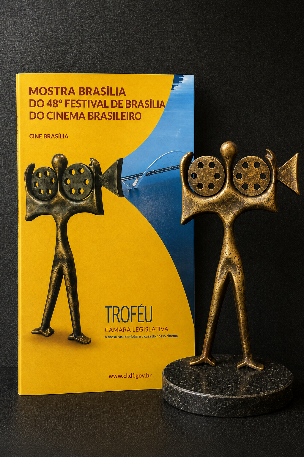 Troféu institucional em metal bronze com base de mármore