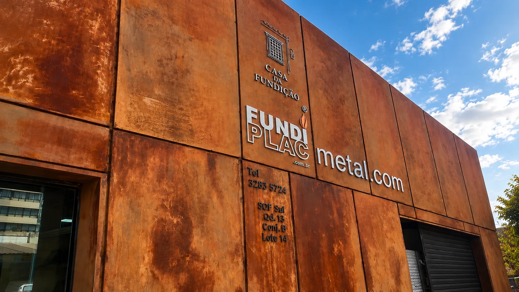 Fachada da Fundiplac em Brasília com painéis de metal bronze